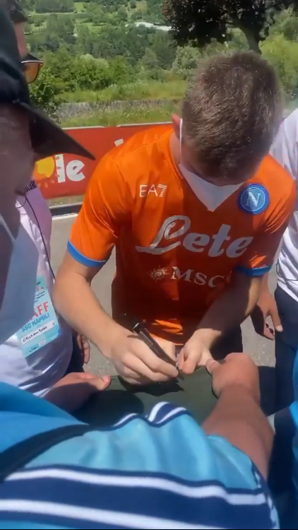 VIDEO NM Idasiak Si Ferma Per Autografi E Selfie Con I Tifosi Azzurri